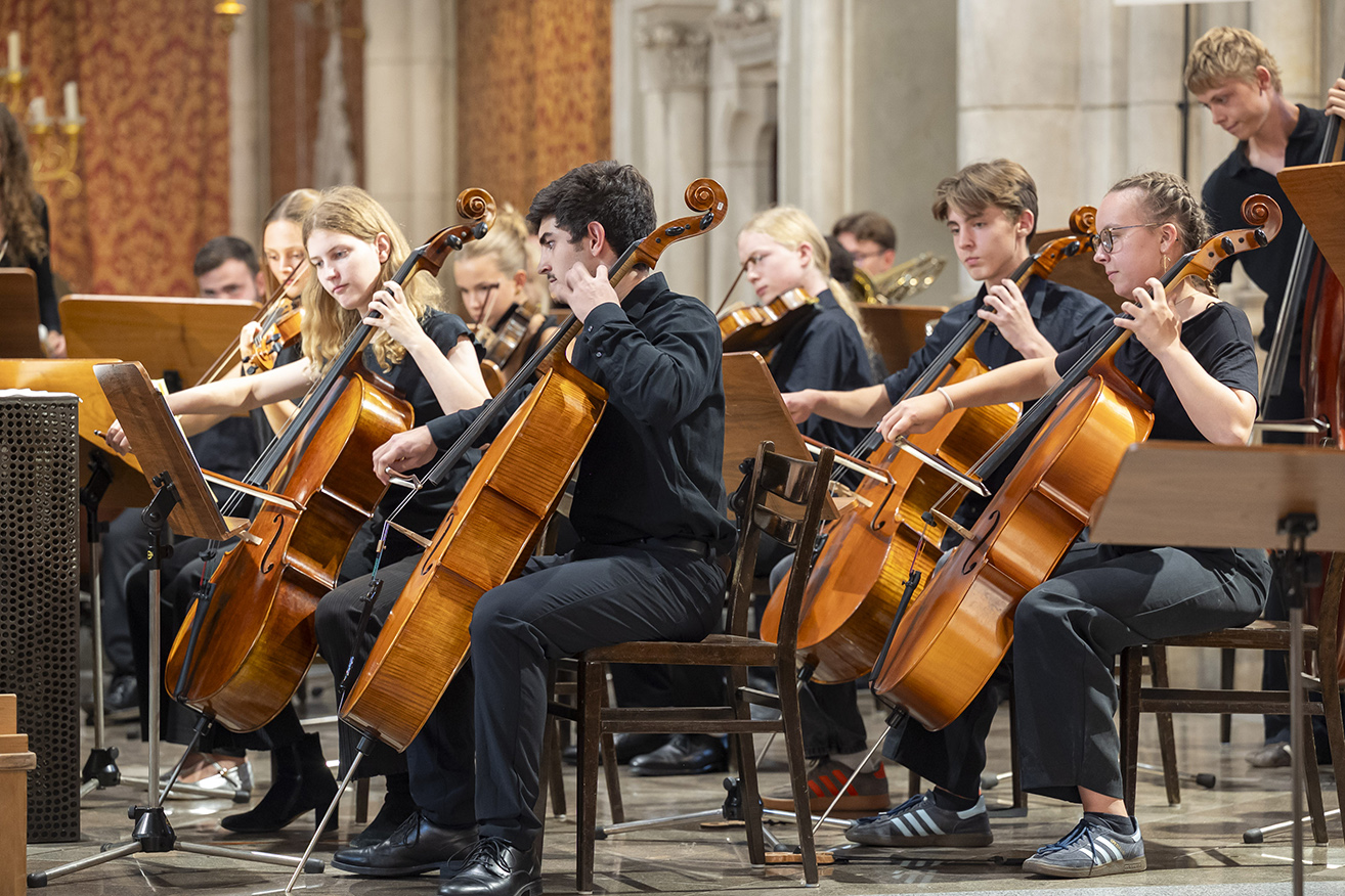 Die Hälfte der Orchestermitglieder stammt aus Darmstadt. Die andere Hälfte aus den 17 Partnerstädten Darmstadts. © Stadt Graz/Fischer Die Hälfte der Orchestermitglieder stammt aus Darmstadt. Die andere Hälfte aus den 17 Partnerstädten Darmstadts.