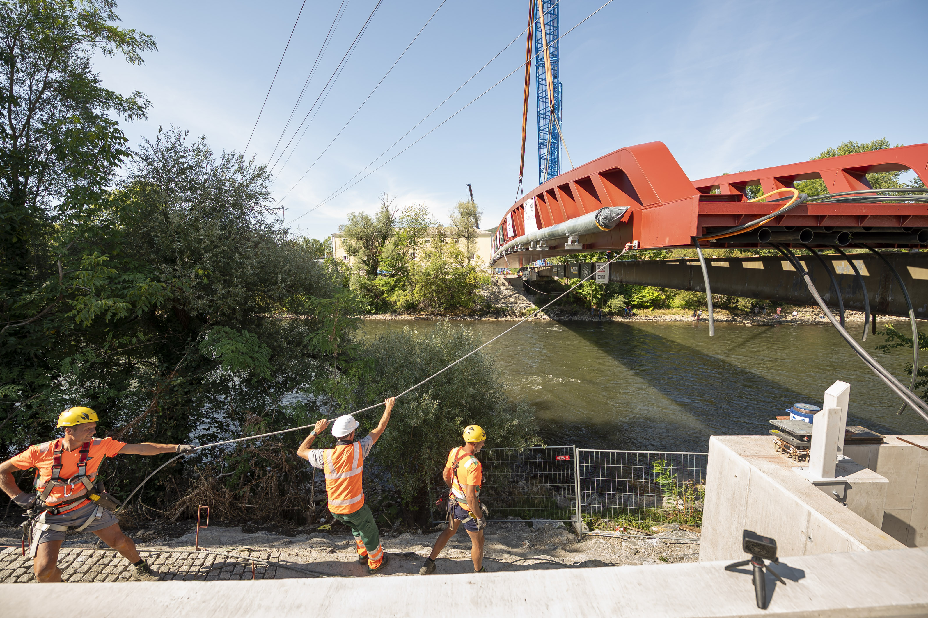 Impressionen von der Einhebung des Pongratz-Moore-Stegs. © Stadt Graz/Fischer Impressionen von der Einhebung des Pongratz-Moore-Stegs.