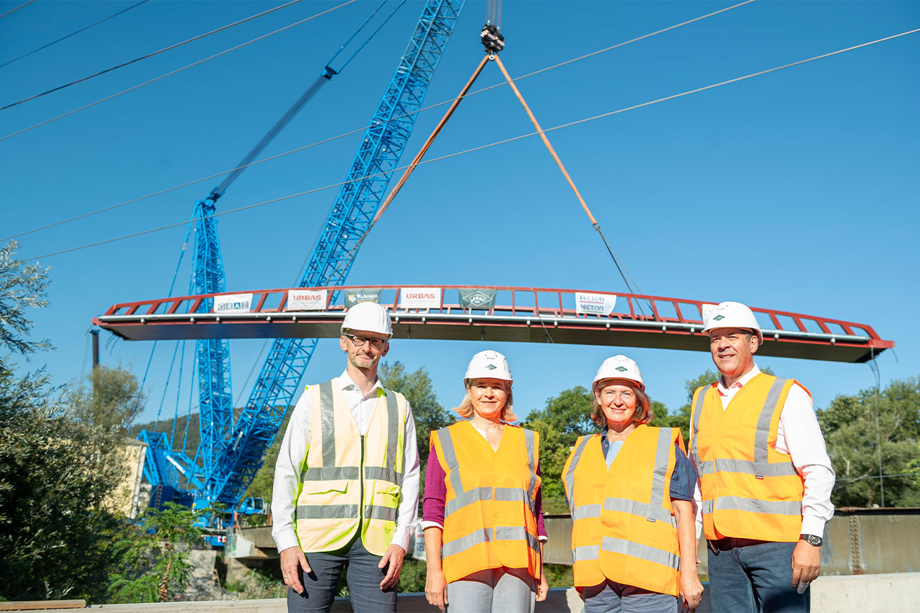 Eine Brücke kommt geflogen