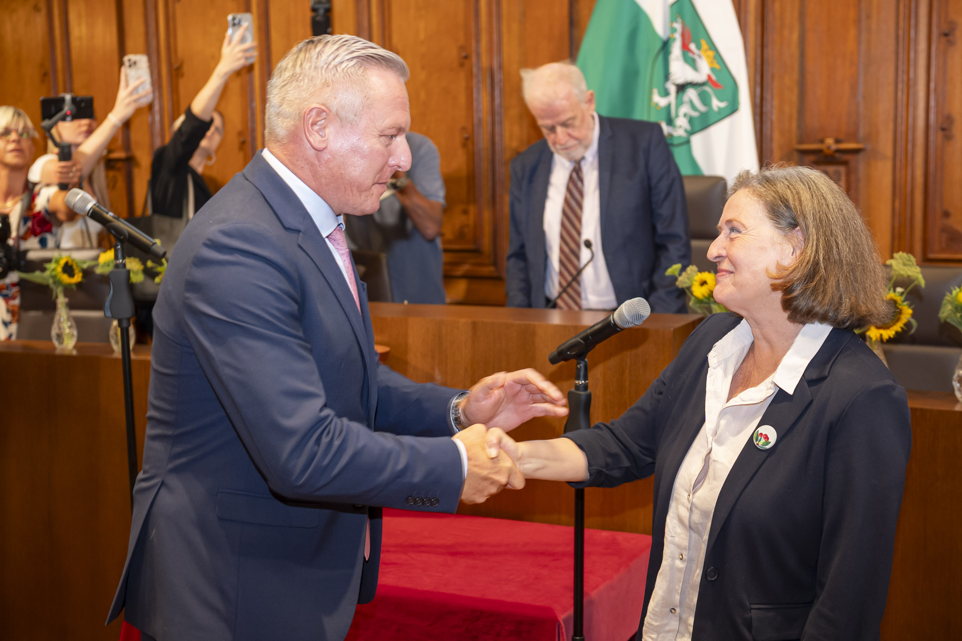 Michael Ludwig und Elke Kahr schütteln sich im Rathaus die Hände.