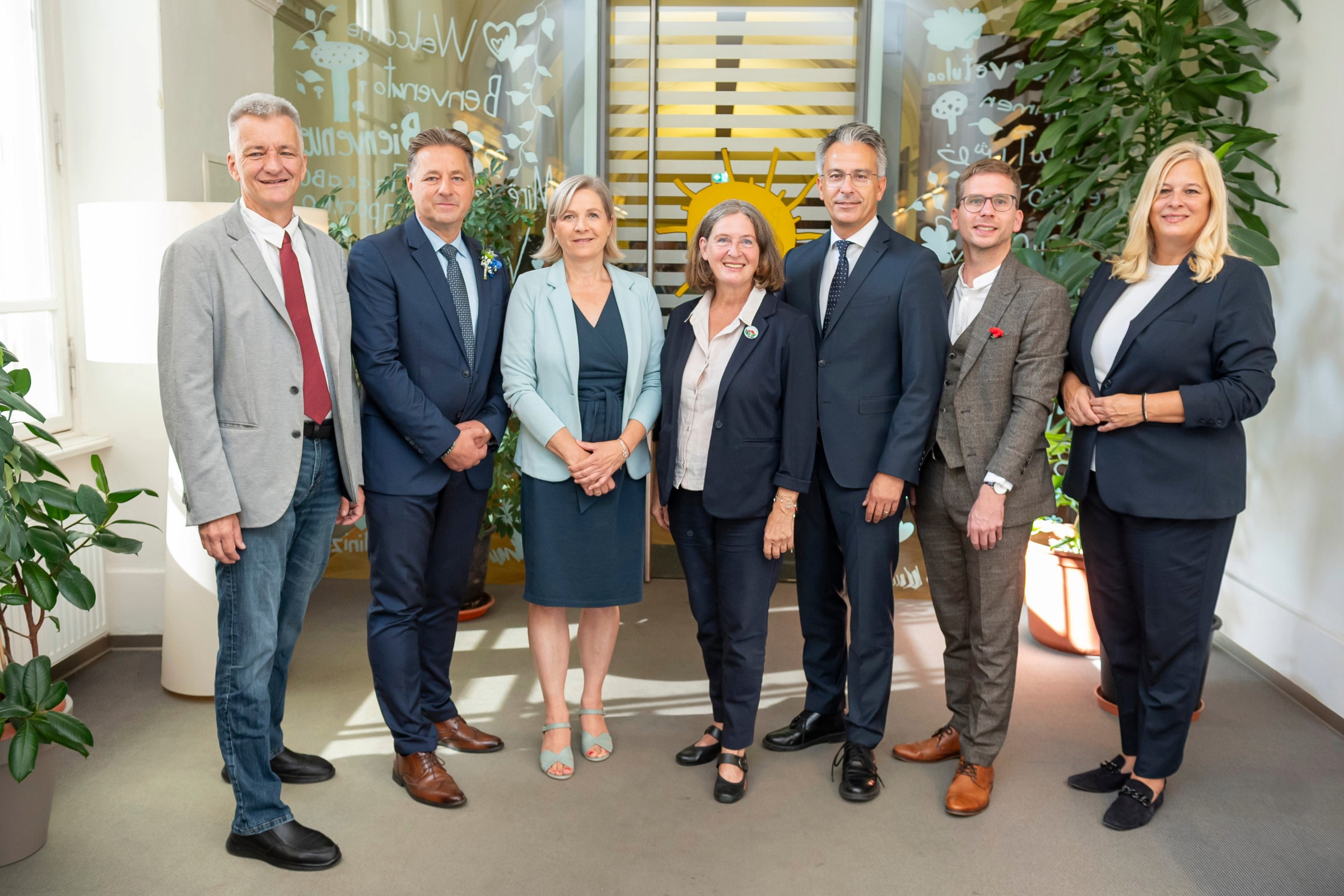 Die neue Grazer Stadtregierung: Stadtrat Manfred Eber, Stadtrat René Apfelknab, Bürgermeisterin-Stellvertreterin Judith Schwentner, Bürgermeisterin Elke Kahr, Stadtrat Kurt Hohensinner, Stadtrat Robert Krotzer und Stadträtin Claudia Unger (v. l.). © Stadt Graz/Fischer Die neue Grazer Stadtregierung: Stadtrat Manfred Eber, Stadtrat René Apfelknab, Bürgermeisterin-Stellvertreterin Judith Schwentner, Bürgermeisterin Elke Kahr, Stadtrat Kurt Hohensinner, Stadtrat Robert Krotzer und Stadträtin Claudia Unger (v. l.).