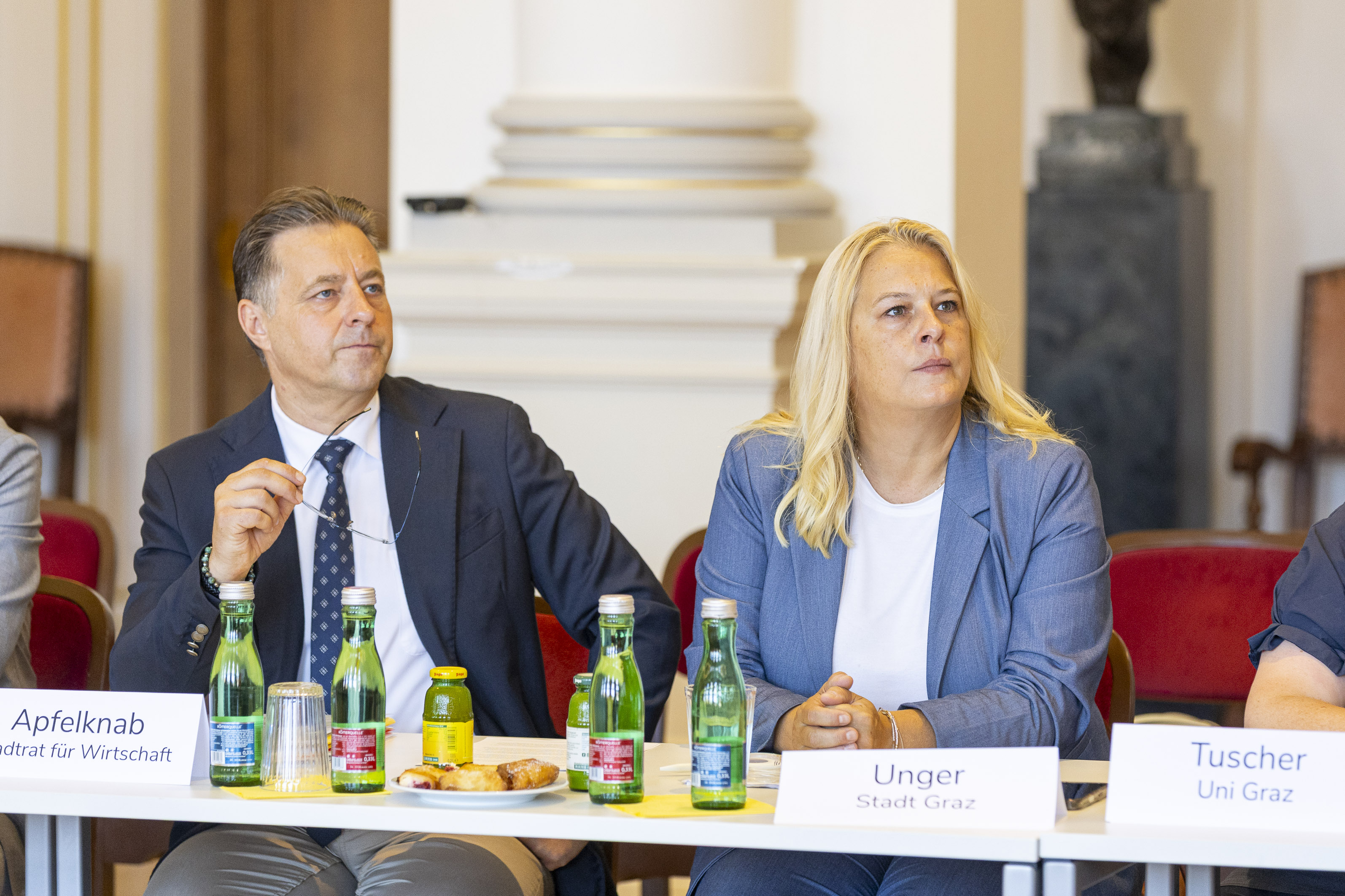 Für die Stadt Graz waren stellvertretend Wirtschaftsstadtrat René Apfelknab und Wissenschaftsstadträtin Claudia Unger vertreten. Bürgermeisterin Elke Kahr musste sich krankheitsbedingt entschuldigen. © Stadt Graz/Fischer Für die Stadt Graz waren stellvertretend Wirtschaftsstadtrat René Apfelknab und Wissenschaftsstadträtin Claudia Unger vertreten. Bürgermeisterin Elke Kahr musste sich krankheitsbedingt entschuldigen.