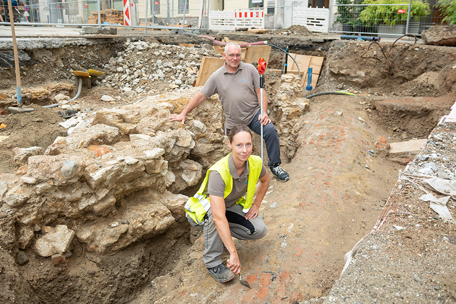 Grüße aus der Grazer Vergangenheit: Ortrun Kögler und Dimitrios Boulasikis von archnet am Fuße des einstigen Wehrturms am heutigen Tummelplatz. © Stadt Graz/Fischer Grüße aus der Grazer Vergangenheit: Ortrun Kögler und Dimitrios Boulasikis von archnet am Fuße des einstigen Wehrturms am heutigen Tummelplatz.