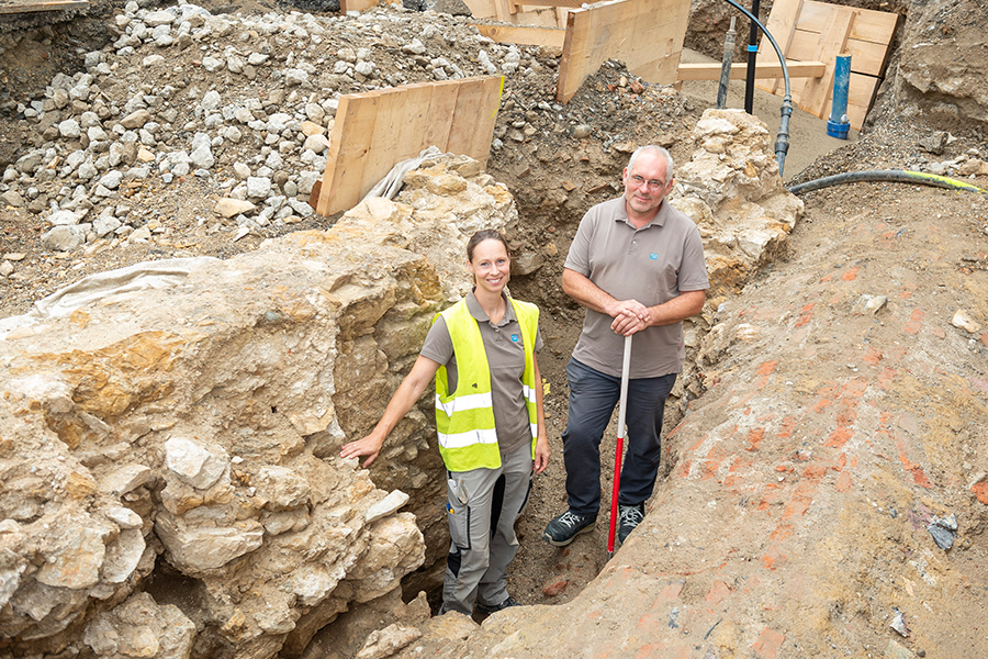 Ortrun Kögler und Dimitrios Boulasikis beim entdeckten "Bodenschatz". © Stadt Graz/Fischer Ortrun Kögler und Dimitrios Boulasikis beim entdeckten "Bodenschatz".