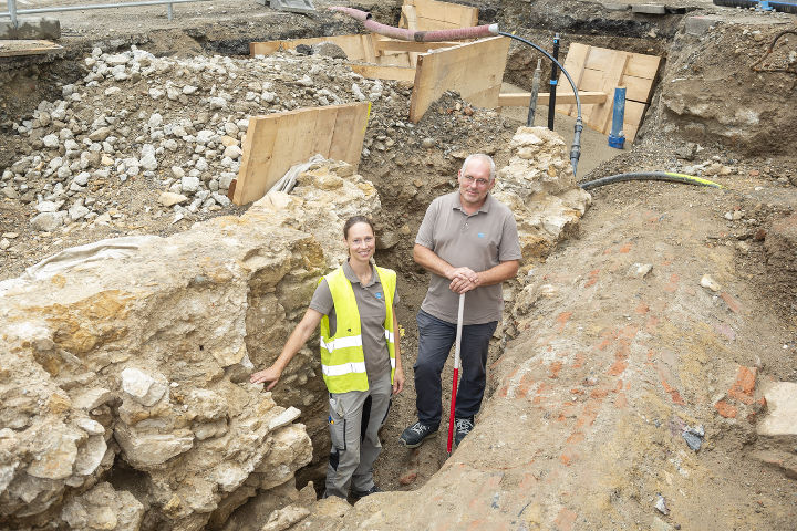 Ortrun Kögler und Dimitrios Boulasikis von der archäologischen Baubegleitung von archnet bei der Fundstelle der alten Stadtmauer in der Baugrube am Tummelplatz.
