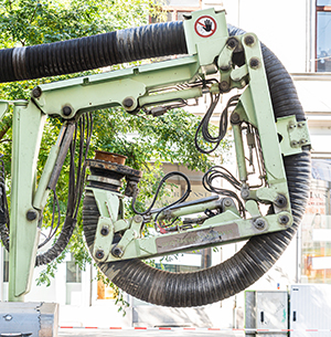 MIt dem "Rüssel" eines Saugbaggers wird möglichst wurzelschonend altes Bodenmaterial entfernt. © Stadt Graz/Fischer MIt dem "Rüssel" eines Saugbaggers wird möglichst wurzelschonend altes Bodenmaterial entfernt.