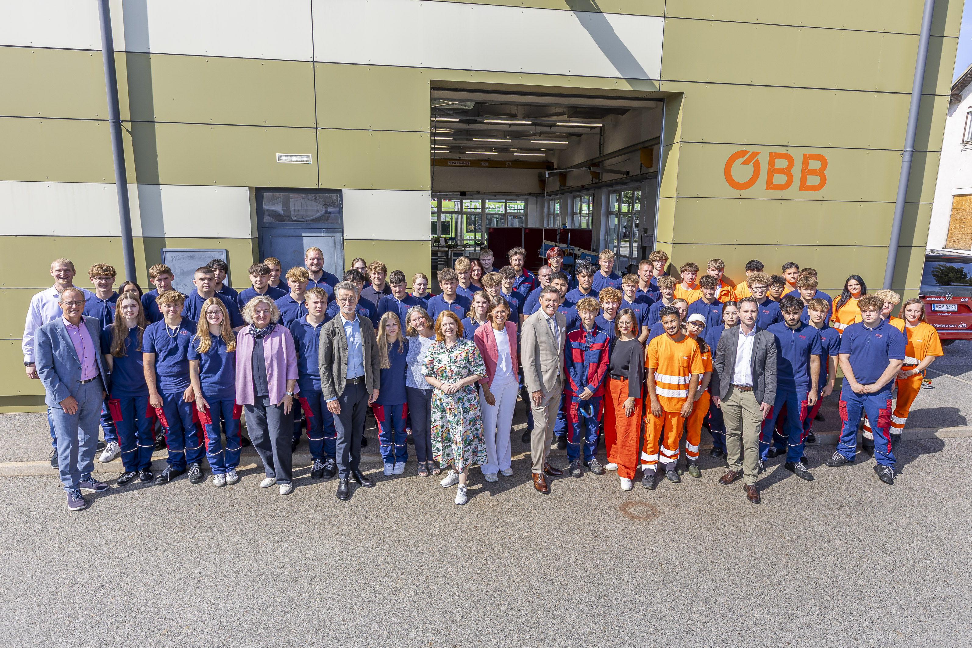 Strahlende Gesichter nach dem Ende der Sanierungsarbeiten der ÖBB-Lehrwerkstätte in der Waagner-Biro-Straße