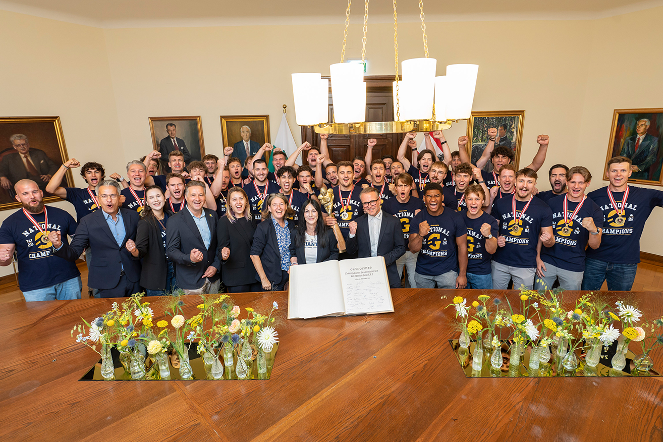 Meisterliche Giants tragen sich ins Goldene Buch ein © Stadt Graz/Fischer Meisterliche Giants tragen sich ins Goldene Buch ein