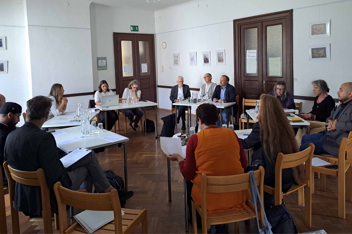 Im Mittelpunkt der Umsetzung der gesetzlichen Vorgaben müssen die betroffenen Mädchen, ihre Würde und ein verantwortungsvoller Umgang in den Schulen stehen.