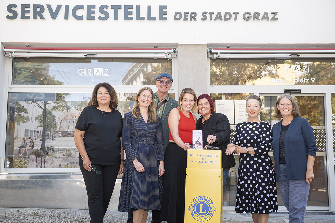 Lions-Brillensammel-Boxen finden sich absofort in allen Servicestellen der Stadt Graz. Bürgermeisterin Elke Kahr (r.) ist von der Aktion begeistert. Martina Leopold, Johanna Kohl und Erich Serth (Lions Club Graz Agathos) sowie Kerstin Spörk und Katharina Rechberger von der Servicestelle  und Anna Schacher (Lions Club Graz Agathos) bei der Präsenation.).