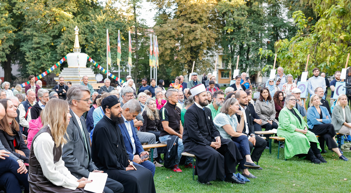 Die Abschlussveranstaltung zum Tag der Religionen im Volksgarten