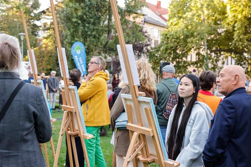 Die Abschlussveranstaltung zum Tag der Religionen im Volksgarten