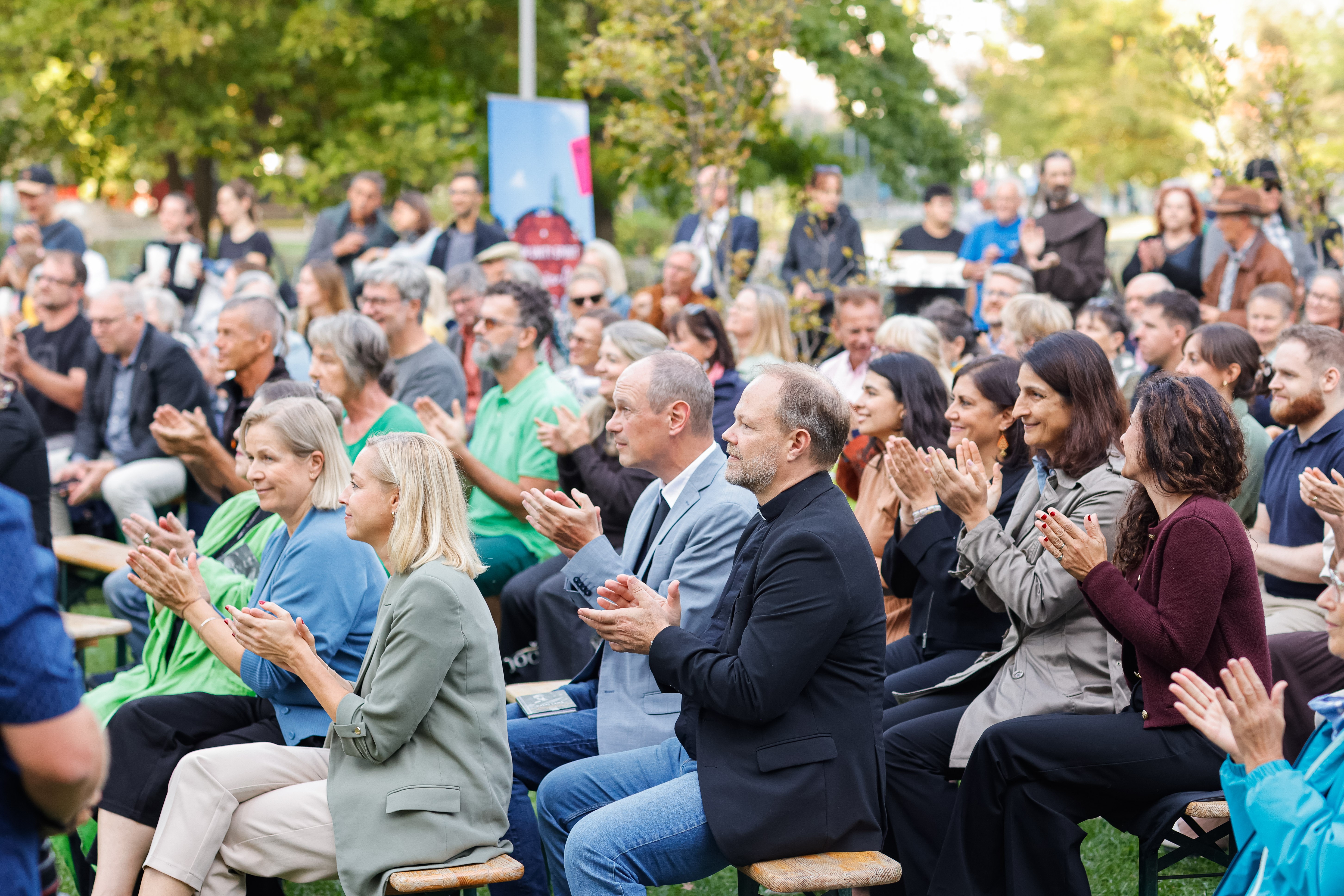 Die Abschlussveranstaltung zum Tag der Religionen im Volksgarten