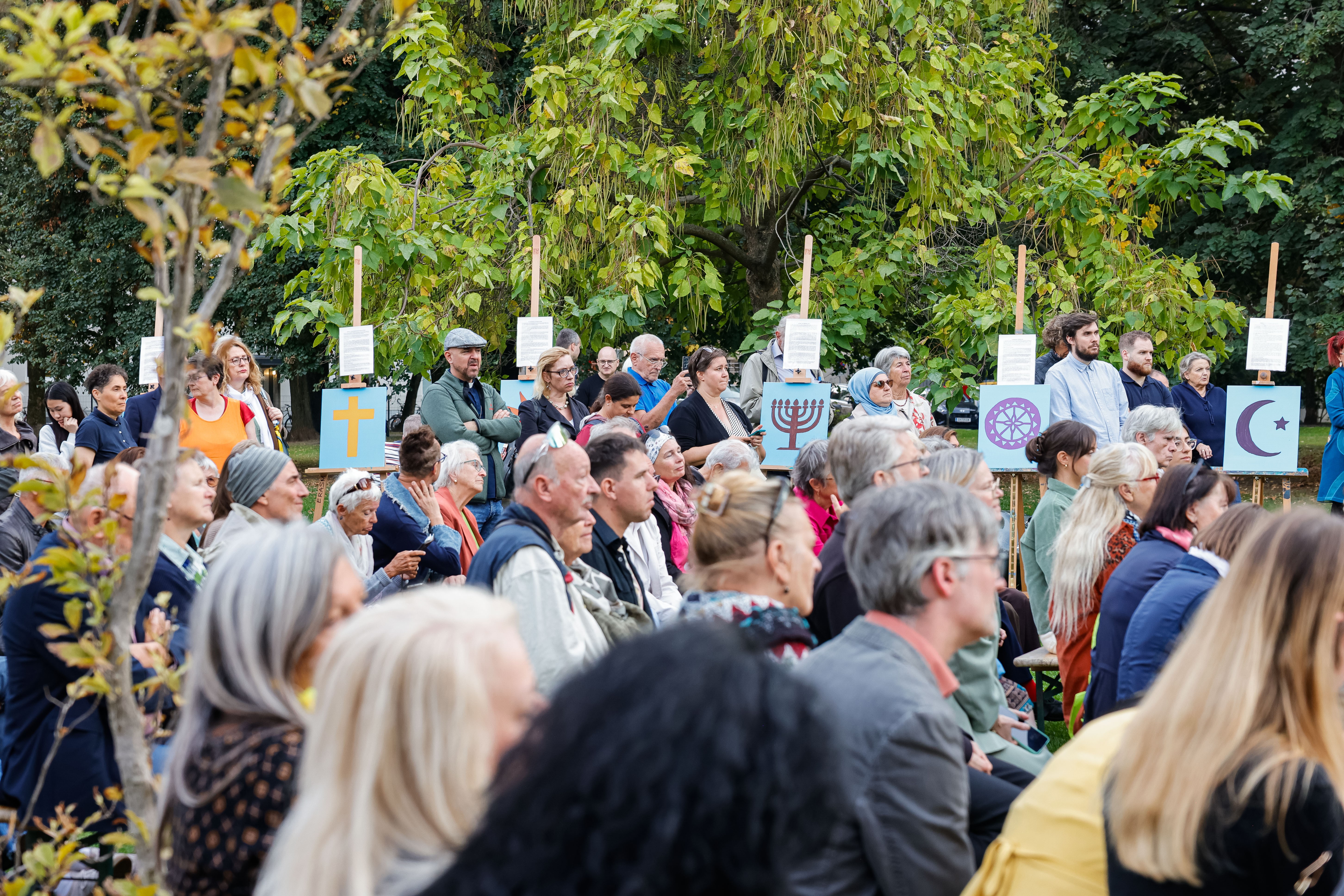 Die Abschlussveranstaltung zum Tag der Religionen im Volksgarten
