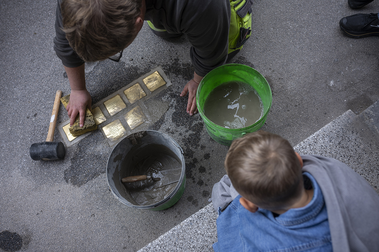 Verlegung der Stolpersteine durch die Holding Graz. © Alexander Danner Verlegung der Stolpersteine durch die Holding Graz.