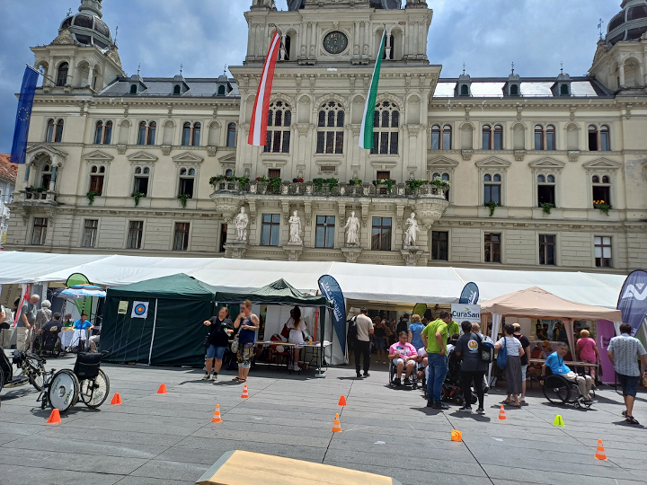 Beispielbild für den neuen Grazer Veranstaltungskalender: Inklusionstreffen auf dem Platz vor dem Rathaus mit Teilnehmern mit und ohne Behinderung