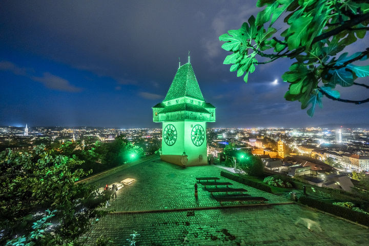 Uhrturm in Grün