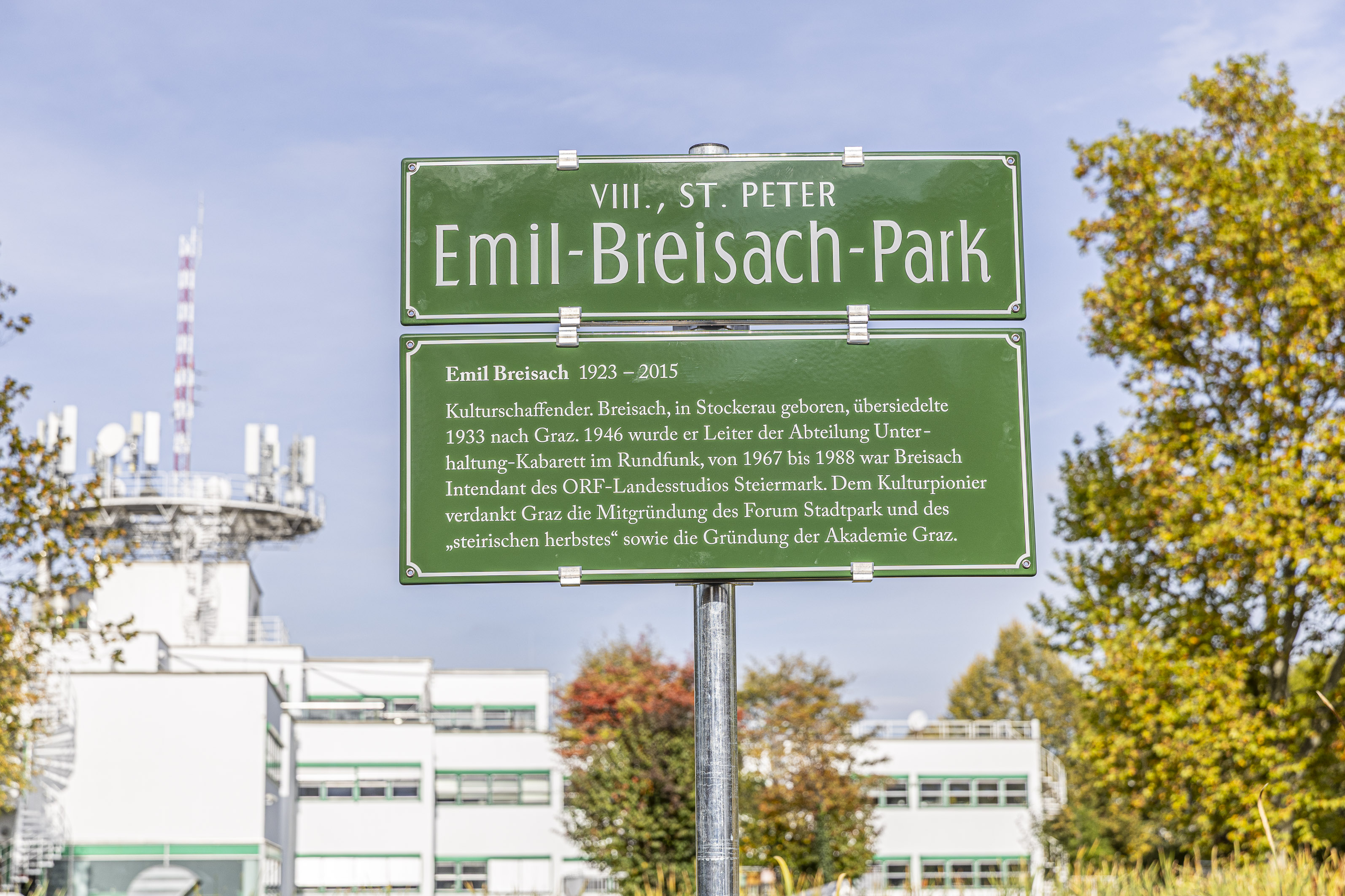 Die frisch enthüllte Tafel des Emil-Breisach-Parks.