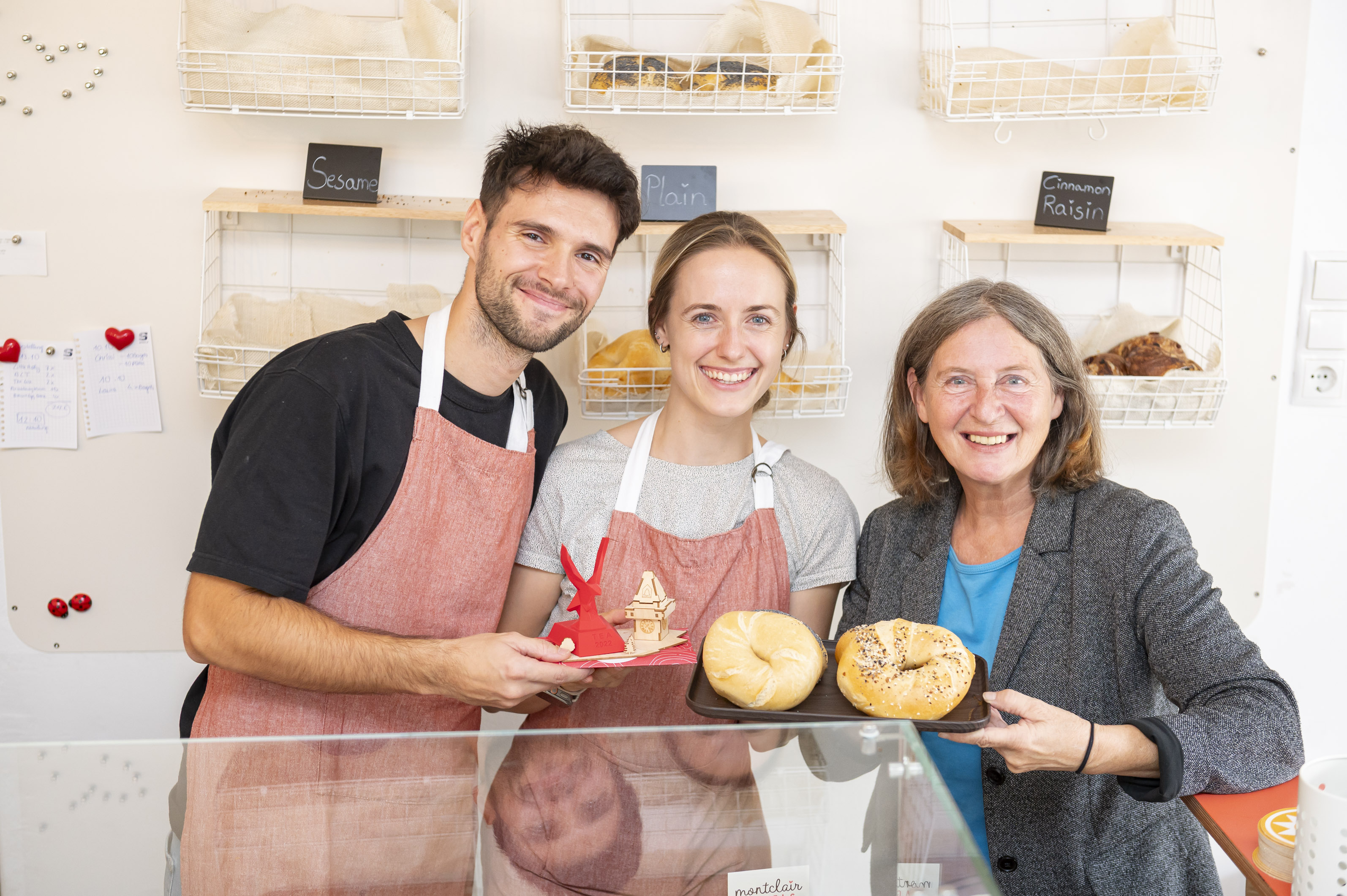 Montclair Bagels: Bürgermeisterin Elke Kahr gratulierte Judith Karner und Romano Renelt herzlich zur Eröffnung. © Stadt Graz/Fischer Montclair Bagels: Bürgermeisterin Elke Kahr gratulierte Judith Karner und Romano Renelt herzlich zur Eröffnung.