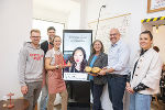 Brachten den frisch gebackenen Lokalbetreibern Judith Karner und Romano Renelt eine Botschaft von Susan Shin Anderson, Vizebürgermeisterin von Montclair mit: Bürgermeisterin Elke Kahr, Kommunikationschef Max Mazelle hier mit Sigrid und Kevin Karner-Rühl (außen; Verein Nachbarn in Übersee). © Stadt Graz/Fischer Brachten den frisch gebackenen Lokalbetreibern Judith Karner und Romano Renelt eine Botschaft von Susan Shin Anderson, Vizebürgermeisterin von Montclair mit: Bürgermeisterin Elke Kahr, Kommunikationschef Max Mazelle hier mit Sigrid und Kevin Karner-Rühl (außen; Verein Nachbarn in Übersee).