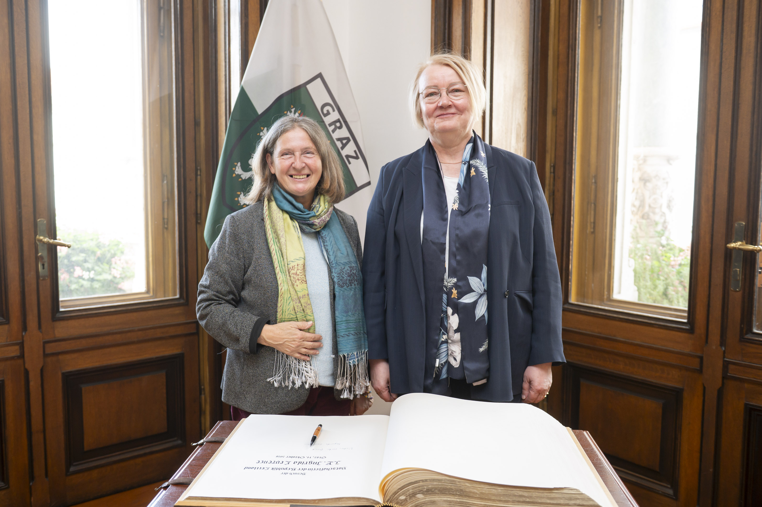 Die lettische Botschafterin Ingrīda Levrence (r.) trug sich bei Bürgermeisterin Elke Kahr in das Goldene Buch der Stadt Graz ein. © Stadt Graz/Fischer Die lettische Botschafterin Ingrīda Levrence (r.) trug sich bei Bürgermeisterin Elke Kahr in das Goldene Buch der Stadt Graz ein.