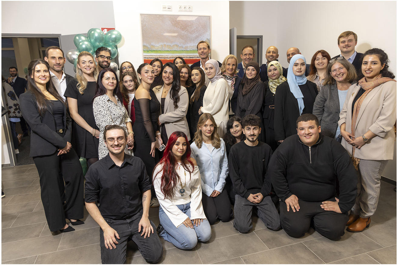 Ein buntgemischtes, hochmotiviertes Team versorgt im Zahngesundheitzentrum die Patient:innen. © Jimmy Lunghammer Ein buntgemischtes, hochmotiviertes Team versorgt im Zahngesundheitzentrum die Patient:innen.
