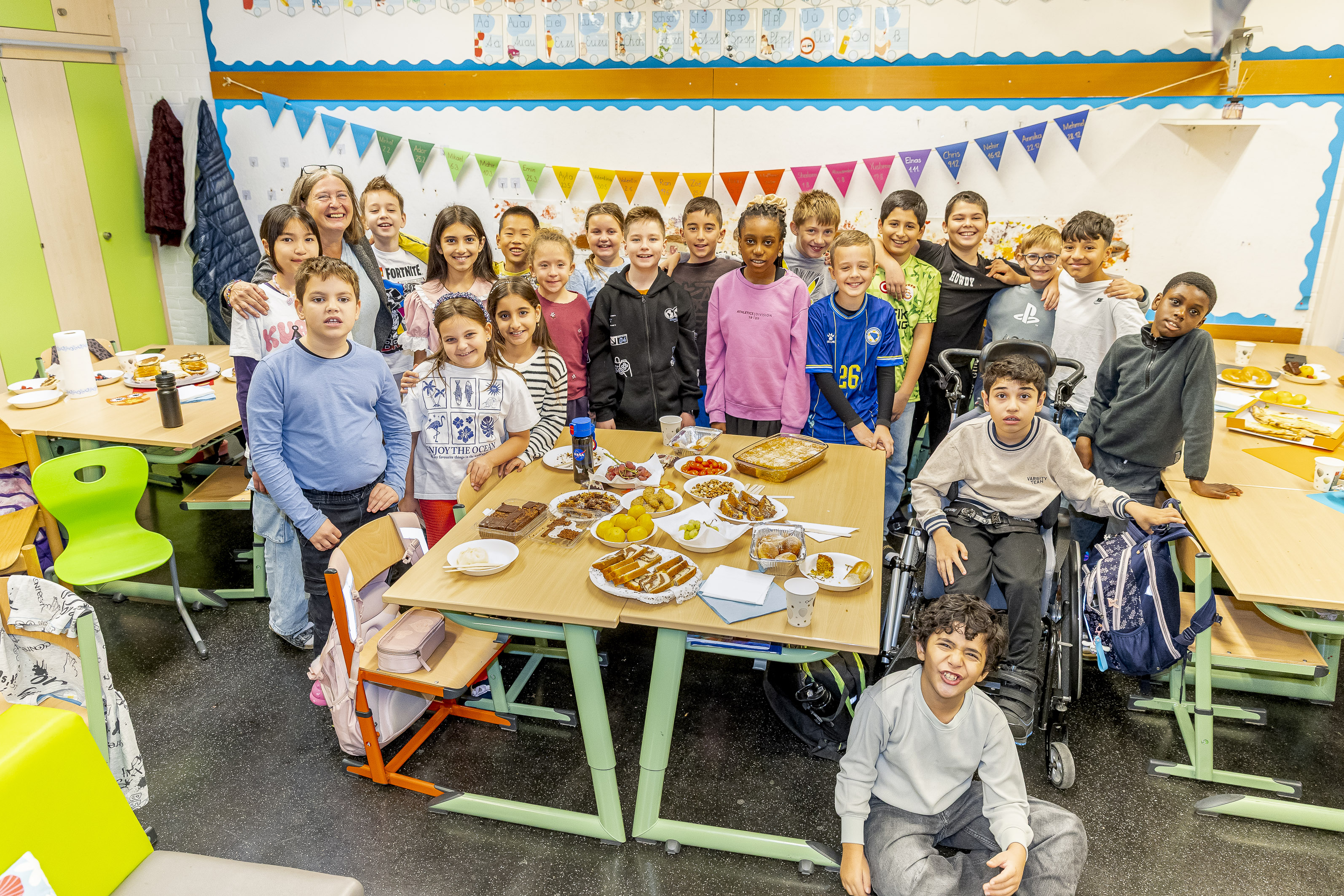 Bürgermeisterin Elke Kahr mit den Schüler:innen der 4c der VS Schönau. © Stadt Graz/Fischer Bürgermeisterin Elke Kahr mit den Schüler:innen der 4c der VS Schönau.