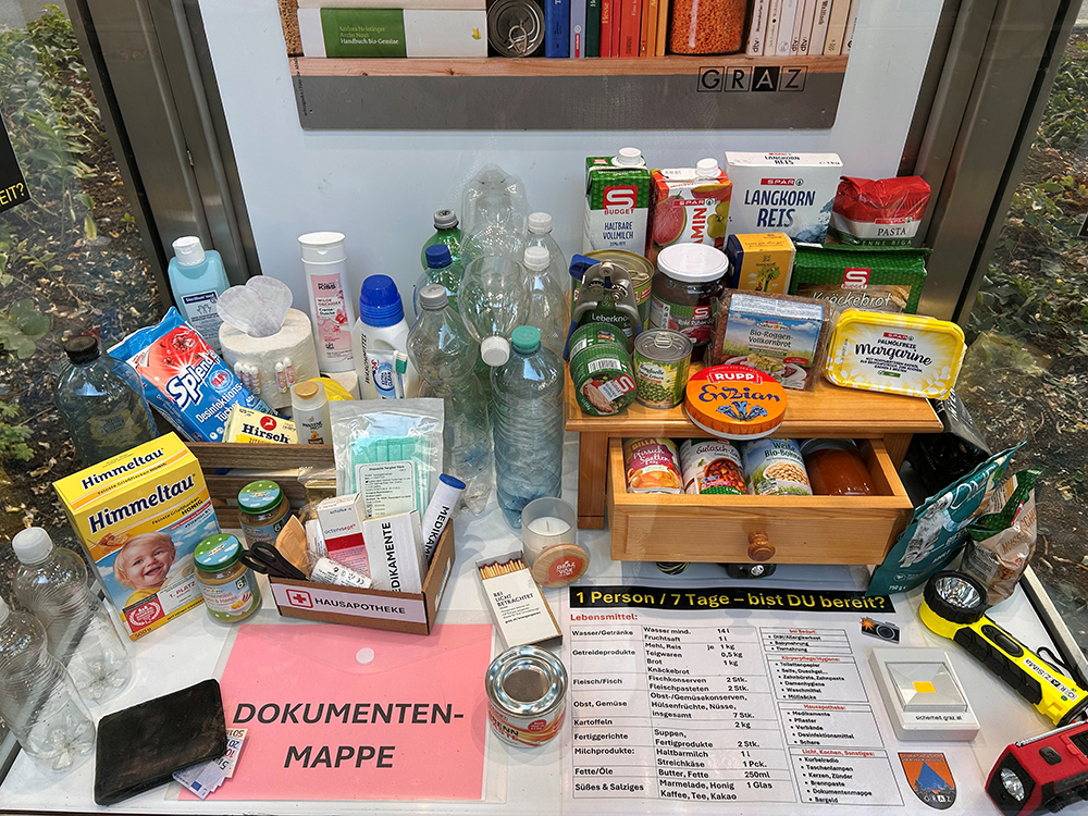 Wichtige Infos zur Selbstvorsorge im vom Sicherheitsmanagement der Stadt Graz gestalteten Schaukasten am Joanneumring © Stadt Graz/SiMa Wichtige Infos zur Selbstvorsorge im vom Sicherheitsmanagement der Stadt Graz gestalteten Schaukasten am Joanneumring