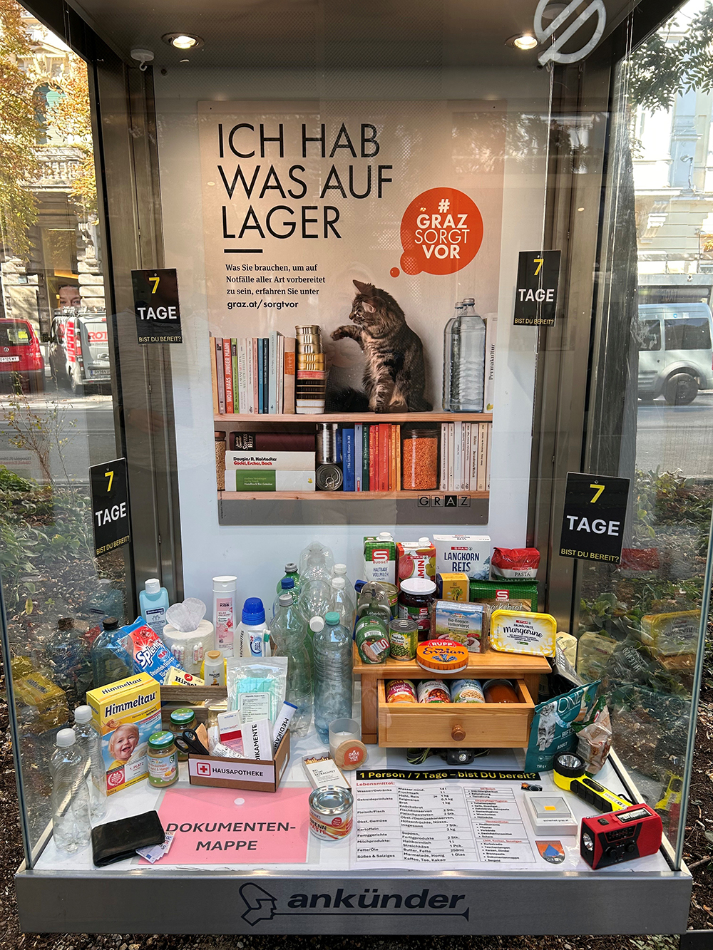 Am Joanneumring findet man noch bis Ende November anschauliche Infos zur Selbstvorsorge. Wenn man vom Jakominiplatz auf der linken Straßenseite des Joanneumrings Richtung Griesplatz geht, dann ist es die zweite Vitrine. Einfach hinschauen und fotografieren und nachmachen! © Stadt Graz/SiMa Am Joanneumring findet man noch bis Ende November anschauliche Infos zur Selbstvorsorge. Wenn man vom Jakominiplatz auf der linken Straßenseite des Joanneumrings Richtung Griesplatz geht, dann ist es die zweite Vitrine. Einfach hinschauen und fotografieren und nachmachen!