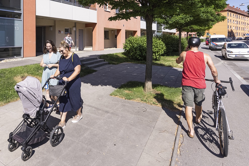 2 Frauen mit Kinderwagen, daneben ein Mann der ein Rad schiebt © Stadt Graz/Marija Kanizaj 2 Frauen mit Kinderwagen, daneben ein Mann der ein Rad schiebt