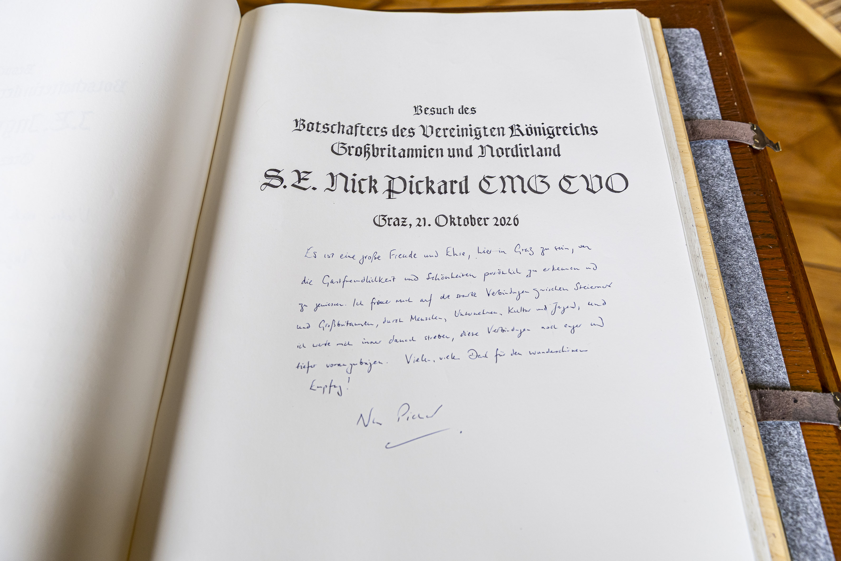 Der Britische Botschafter Nick Pickard trägt sich ins Goldene Buch der Stadt Graz ein. © Stadt Graz/Fischer Der Britische Botschafter Nick Pickard trägt sich ins Goldene Buch der Stadt Graz ein.