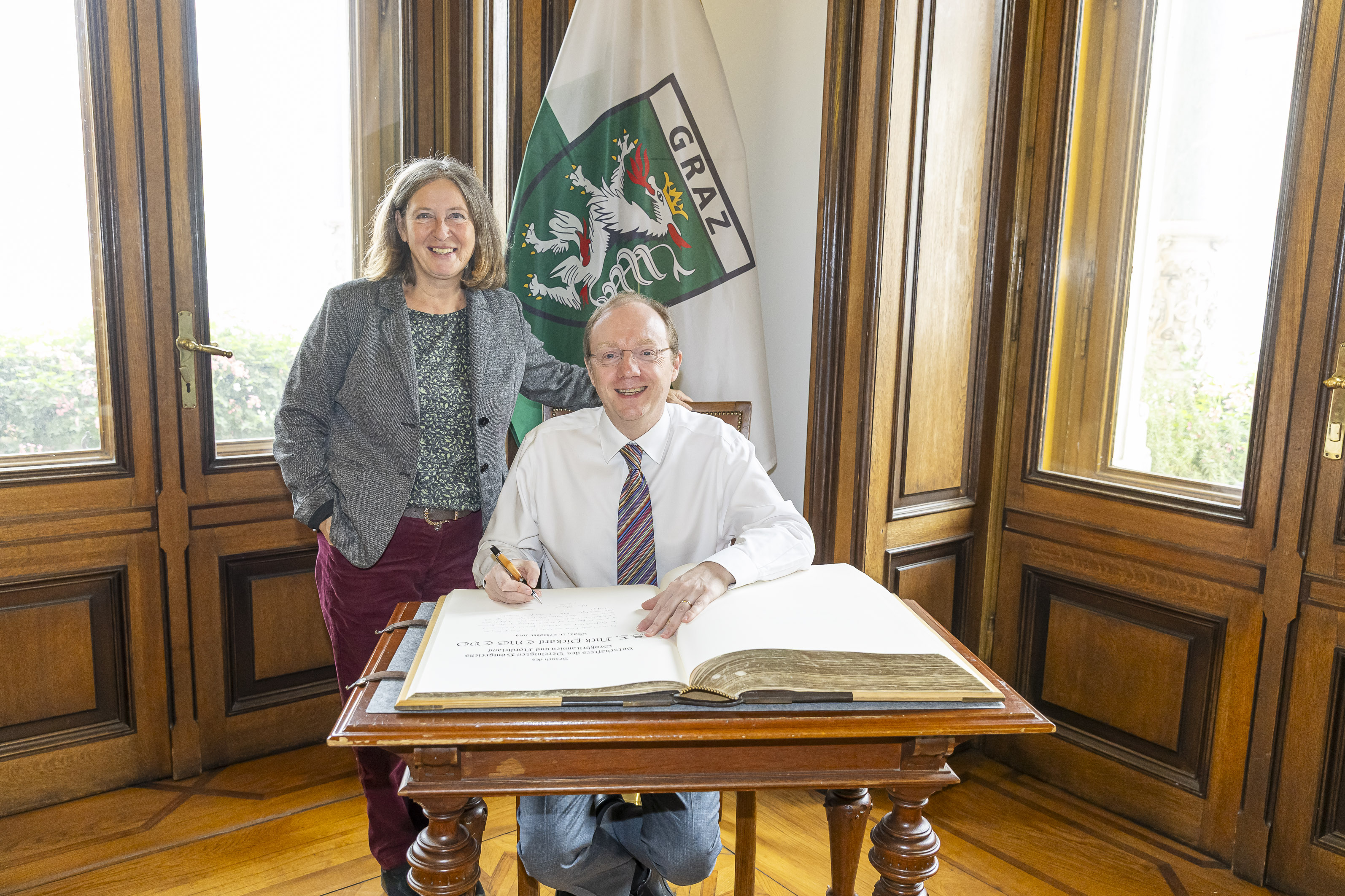 Der Britische Botschafter Nick Pickard trägt sich ins Goldene Buch der Stadt Graz ein. © Stadt Graz/Fischer Der Britische Botschafter Nick Pickard trägt sich ins Goldene Buch der Stadt Graz ein.