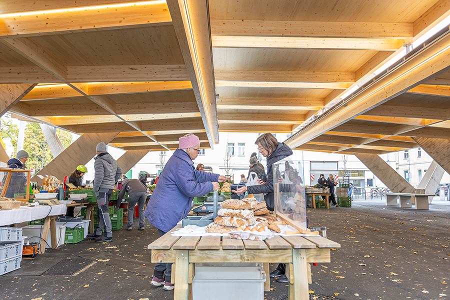 Reges Markttreiben. Der neue „alte“ Hofbauermarkt ist eröffnet © Stadt Graz/Fischer Reges Markttreiben. Der neue „alte“ Hofbauermarkt ist eröffnet