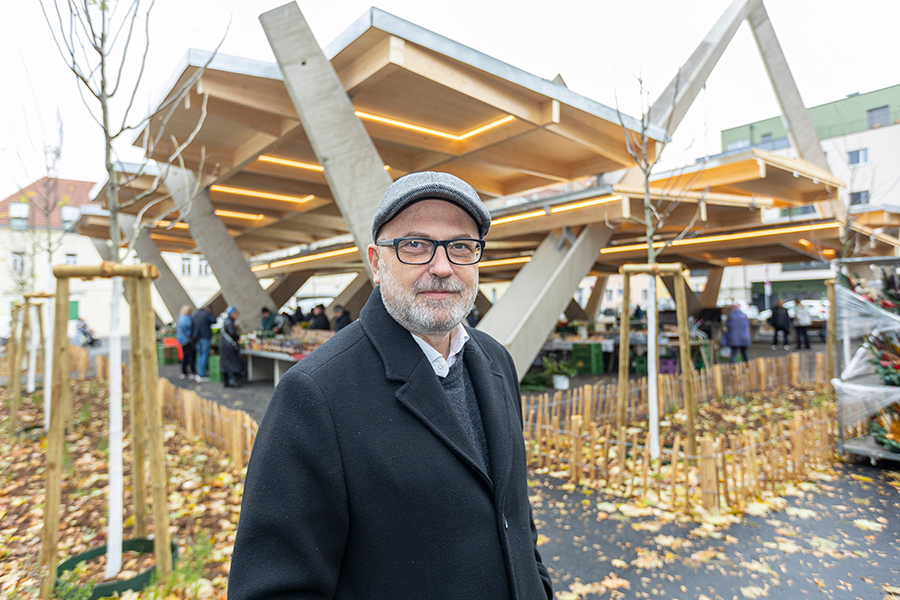 Der neue „alte“ Hofbauermarkt ist eröffnet: auch für Architekt Bernd Pürstl Grund zu feiern. © Stadt Graz/Fischer Der neue „alte“ Hofbauermarkt ist eröffnet: auch für Architekt Bernd Pürstl Grund zu feiern.
