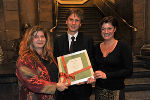 Doris Kirschner, Magistratsdirektor Mag. Martin Haidvogl und Dr. Priska Pschaid mit dem  "Best Practice-Certificate" | Foto: MCM Productions