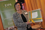 Dr. Ingrid Bardeau, Leiterin des BürgerInnenamtes mit der europäischen Auszeichnung. | Foto: MCM Productions