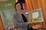 Dr. Ingrid Bardeau, Leiterin des BürgerInnenamtes mit der europäischen Auszeichnung. | Foto: MCM Productions Dr. Ingrid Bardeau, Leiterin des BürgerInnenamtes mit der europäischen Auszeichnung. | Foto: MCM Productions