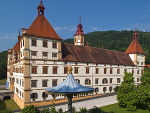 Seitenansicht des Schlosses Eggenberg mit dem Parapluie auf der Kuppe des Rosenhügels Foto: Universalmuseum Joanneum / zepp®cam.at 2010/Graz, Austria Seitenansicht des Schlosses Eggenberg mit dem Parapluie auf der Kuppe des Rosenhügels Foto: Universalmuseum Joanneum / zepp®cam.at 2010/Graz, Austria