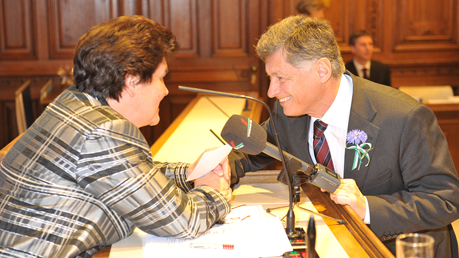 LR Gerhard Kurzmann begrüßt GR Gerda Gesek, die als ältestes Gemeinderatsmitglied vor der Wahl des Bürgermeisters laut Statut den Vorsitz übernommen hat.