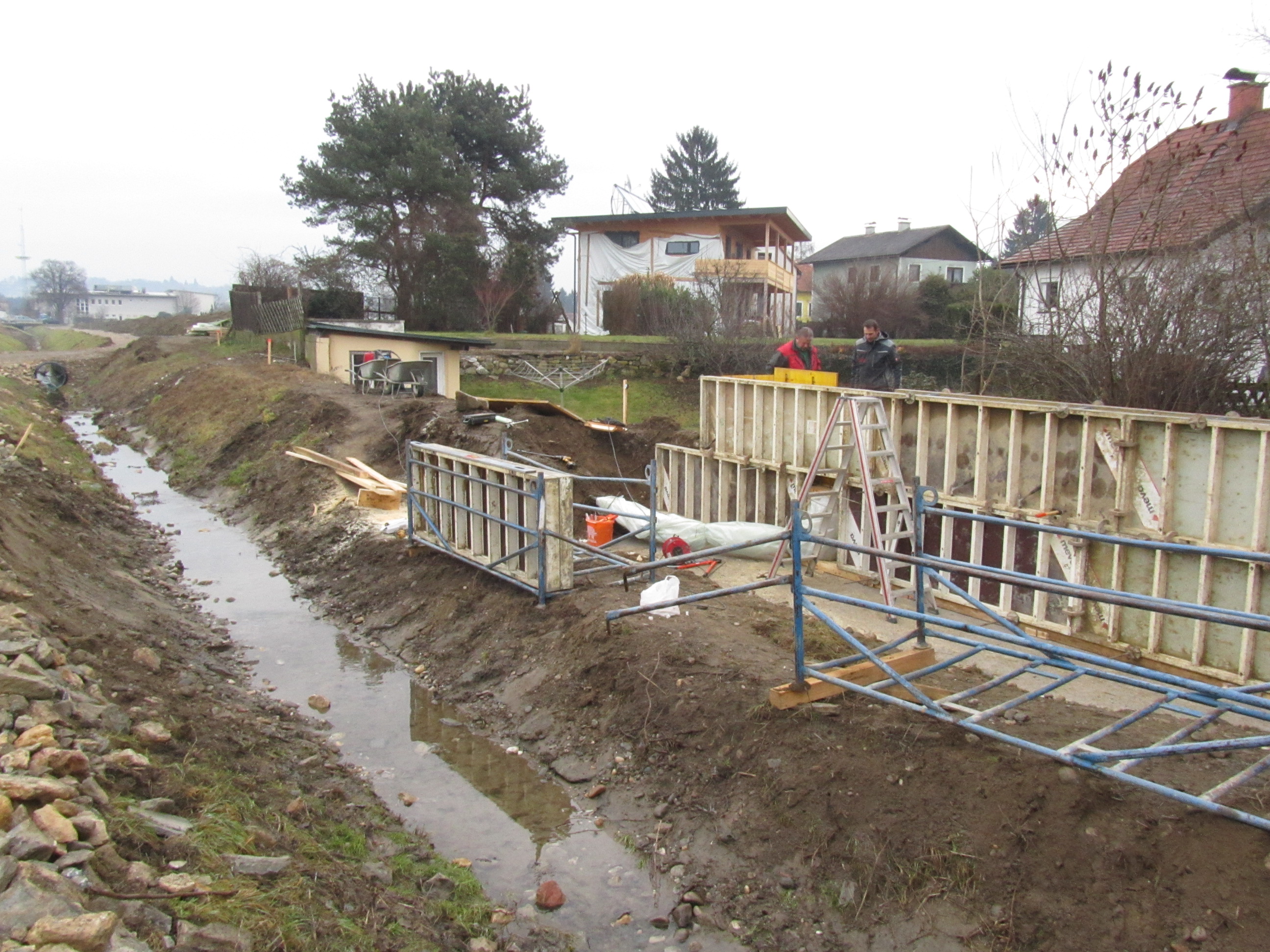 Errichtung der Mauer, Baustelle Petersbach Unterlauf: Jänner 2014, FOTO: A10/5 UW Errichtung der Mauer, Baustelle Petersbach Unterlauf: Jänner 2014, FOTO: A10/5 UW