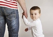Symbolbild: Kind an der Hand © iStockphoto Symbolbild: Kind an der Hand